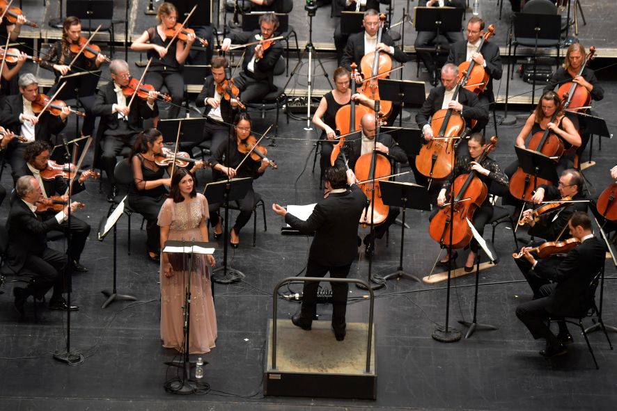 LE CORUM - Opéra Berlioz / Sea Pictures hier Marianne Crebassa, Mezzo-Sopran und das Orchestre National de France © Festival de Montpellier / Luc Jennepin