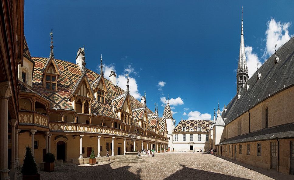 Hostel-Dieu in Beaune © Wikimedia Commons
