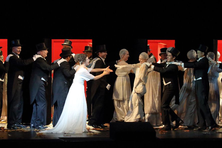 Bayerische Staatsoper / La Traviata hier Lisette Oropesa als Violetta, D Proszek, D Noyola © Wilfried Hoesl