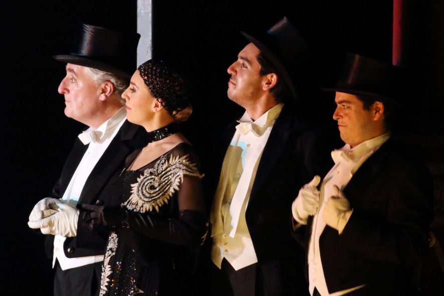 Bayerische Staatsoper / La Traviata hier M Snell, D Proszek, D Noyola G Salas © Wilfried Hoesl