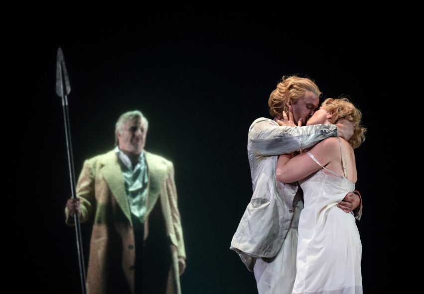 Nationaltheater Mannheim / DIE WALKÜRE hier Renatus Mészár als Wotan, Jonathan Stoughton als Siegmund, Viktorija Kaminskaite als Sieglinde © Christian Kleiner