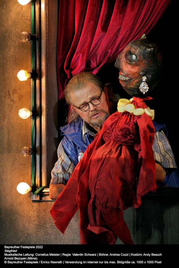 Bayreuther Festspiele 2022 / Siegfried hier Arnold Bezuyen als Mime © Bayreuther Festspiele / Enrico Nawrath