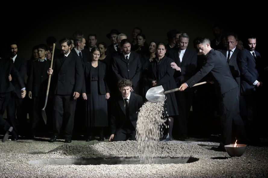 Theatre des Champs-Elysees / ORFEO ED EURIDICE hier Jakub Jozef Orlinski als Orfeo und Ensemble © Vincent Pontet