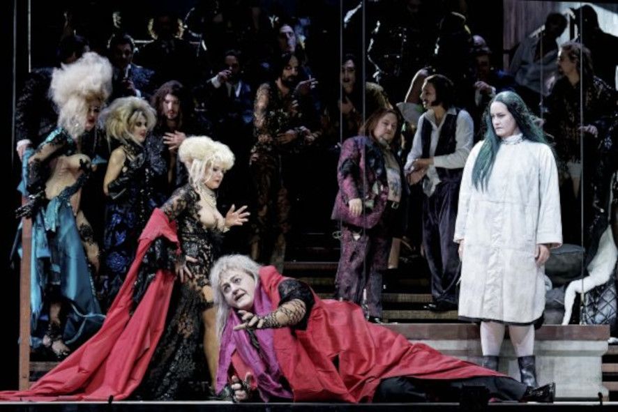  SALOME hier Karita Mattila (Herodias), John Daszak (Herodes) und Elza van den Heever (Salome) © Agathe Poupeney