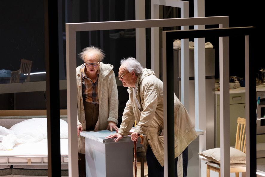 Staatsoper Unter den Linden / SIEGFRIED hier Stephan Rügamer (Mime), Michael Volle (Der Wanderer) © Monika Rittershaus