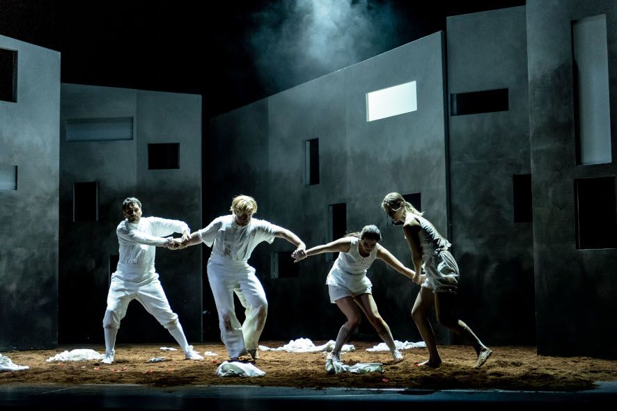 Theater Vorpommern / EIN SOMMERNACHTSTRAUM hier Alexandru Constantinescu, Uwe Gottswinter, Franziska Ringe, Amelie Baier © Peter van Heesen