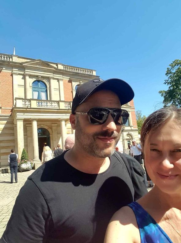 Tobias Kratzer und A. Yefimenko vor dem Festspielhaus © A. Yefimenko