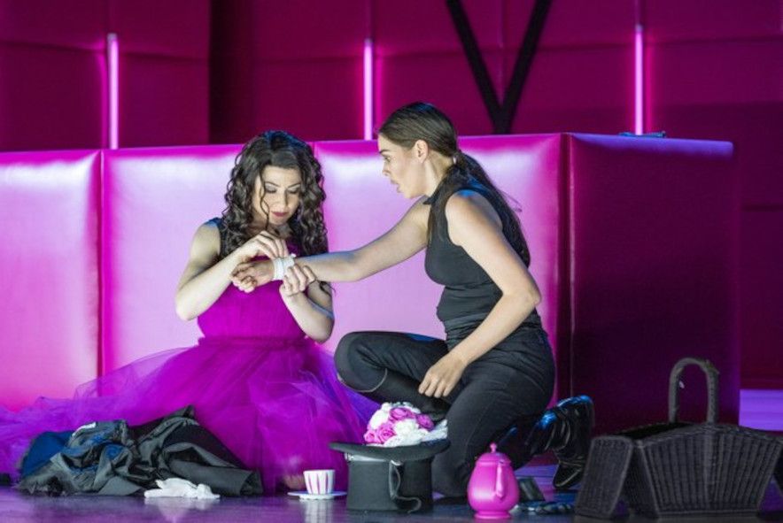 Theater Chemnitz / Das schlaue Füchslein hier v.l.: Marie Hänsel (Füchslein Schlaukopf), Marlen Bieber (Fuchs Goldmähne) © Nasser Hashemi 