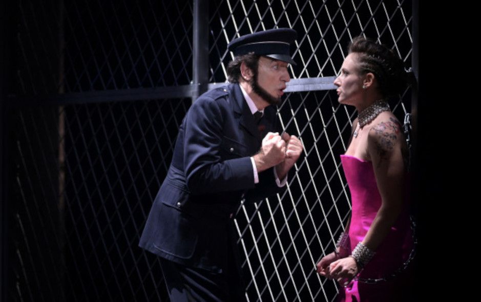 Théâtre des Champs-Élysées, Paris / LA PÉRICHOLE hier Antoinette Dennefeld (Perichole) und Laurent Naouri (Don Andrés) © Vincent Pontet