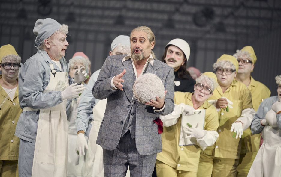  Staatsoper Stuttgart / L’elisir d’amore - Der Liebestrank hier Giulio Mastrototaro (Dulcamara), Staatsopernchor Stuttgart Foto: Martin Sigmund