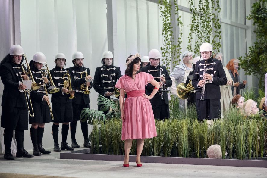 Staatsoper Stuttgart / L’elisir d’amore - Der Liebestrank hier Adina und Musiker*innen des Staatsorchesters Stuttgart Foto: Martin Sigmund