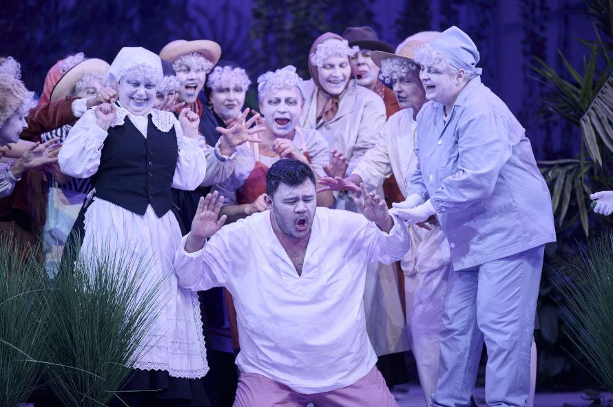 Staatsoper Stuttgart / L’elisir d’amore - Der Liebestrank hier Nemorino und Staatsopernchor Stuttgart Foto: Martin Sigmund