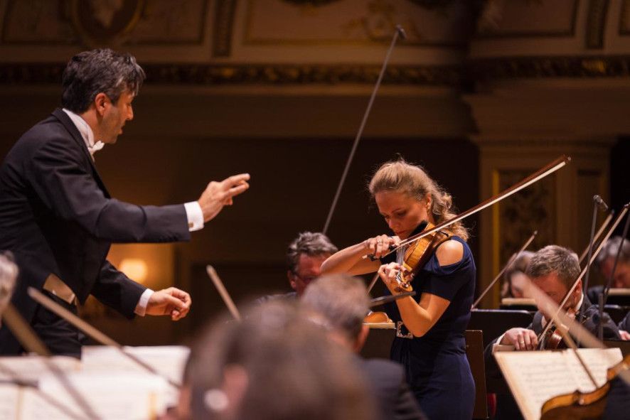 Semperoper / Sächsische Staatskapelle und Violonistin Julia Fischer © Markenfotografie/ Sächsische Staatskapelle 