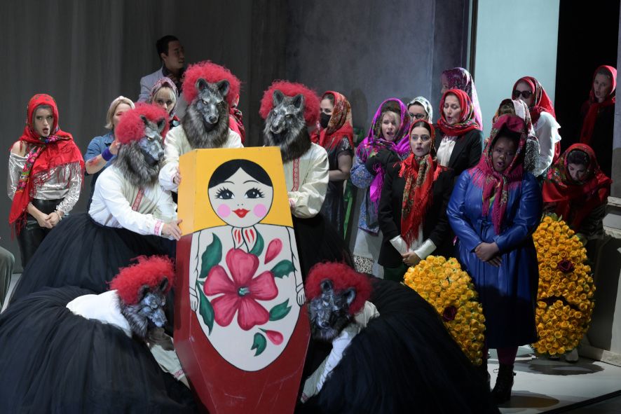 Oper Frankfurt / DIE ZAUBERIN hier vorne rechts Nombulelo Yende (Polja; blaues Kleid), links Asmik Grigorian (Nastasja), Ensemble, Tänzer © Barbara Aumüller