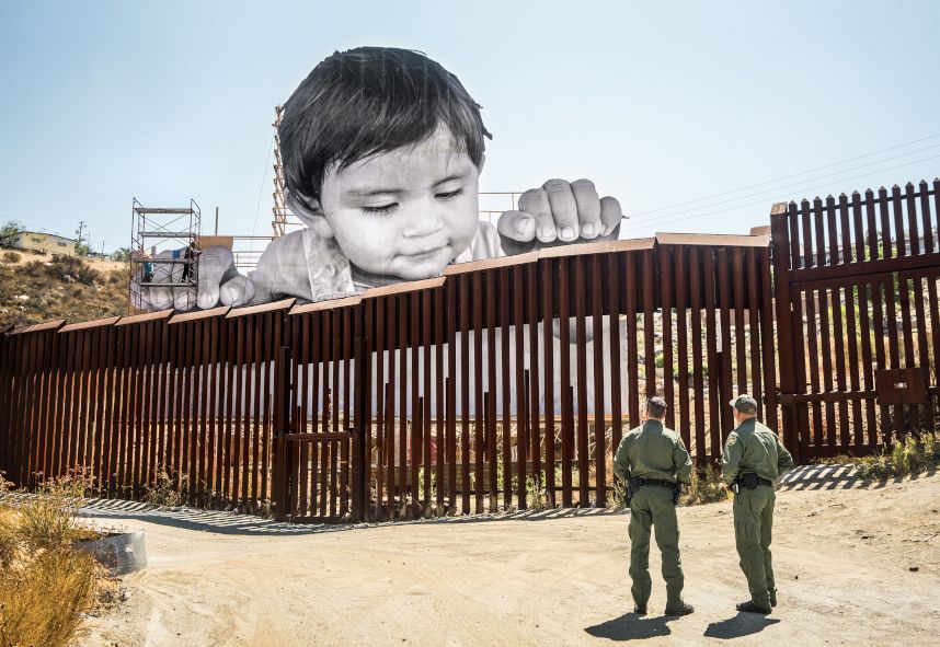 JR: Chronicles - Ausstellung / JR - Giants, Kikito and the Border Patrol Tecate Mexico USA © Hanns Butterhof