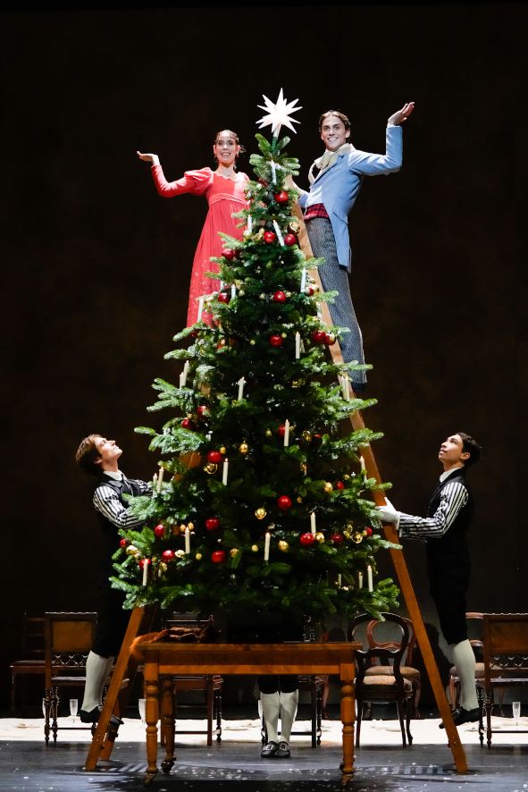 Stuttgarter Ballett, Der Nussknacker hier Elisa Badenes, Matteo Miccini und Ensemble © Roman Novitzky / Stuttgarter Ballett