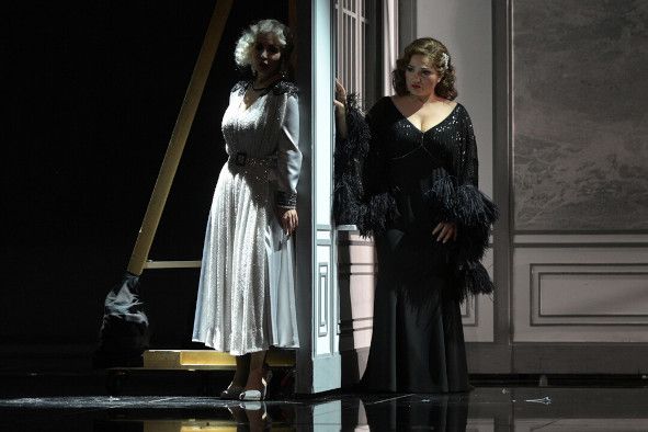 Deutsche Oper am Rhein / ADRIANA LECOUVREUR hier Ramona Zaharia (Die Fürstin von Bouillon), Liana Aleksanyan (Adriana Lecouvreur) © Hans Joerg Michel