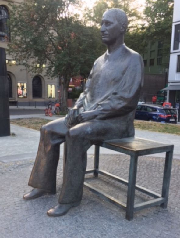 Bertolt Brecht vor dem BE © IOCO RM