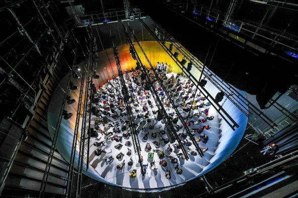 Düsseldorfer Schauspielhaus / Die fünf Leben der Irmgard Keun hier die Bühne integriert mit dem Zuschauerraum © Melanie Zanin