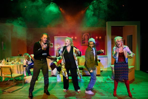 Theater am Gärtnerplatz / ROCKIN´ ROSIE hier Alexander Franzen (Tobias »Sir Toby« Müller), Dagmar Hellberg (Rosemarie »Rosie« Murr),Gunnar Frietsch (Vinzenz Murr), Frances Lucey (Ulicia »Uschi« O Riagáin) © Theater am Gärtnerplatz / ROCKIN´ROSIE hier Dagmar Hellberg als Rosie © Jean-Marc Turmes