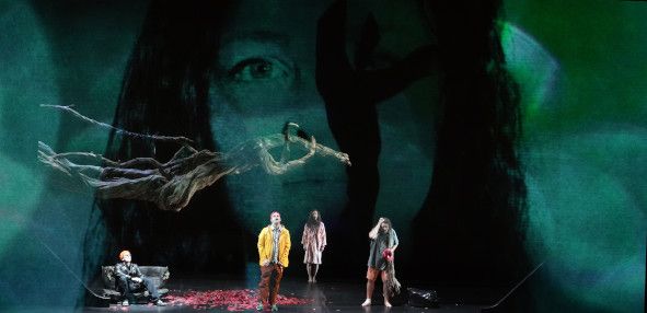 Hessisches Staatstheater / Oryx and Crake hier Christopher Bolduc, Samuel Levine, Anastasiya Taratorkina, Benjamin Russell © Karl und Monika Forster 