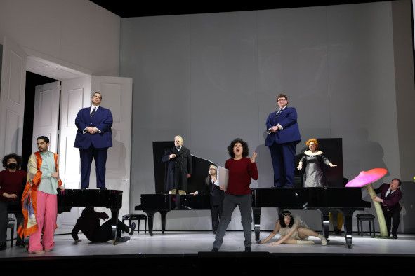 Theater Bremen / ARIADNE AUF NAXOS hier Nadine Lehner (Komponist) und Ensemble © Joerg Landsberg