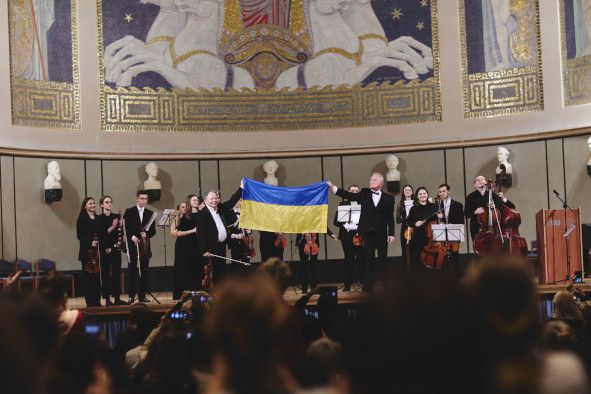LMU, München / Lviv Chamber Orchestra ”Akademia”, Konzertmeister Prof. Artur Mykytka (links); Dirigent – Prof. Ihor Pylatiuk (rechts) © Ukrainische Freie Universität