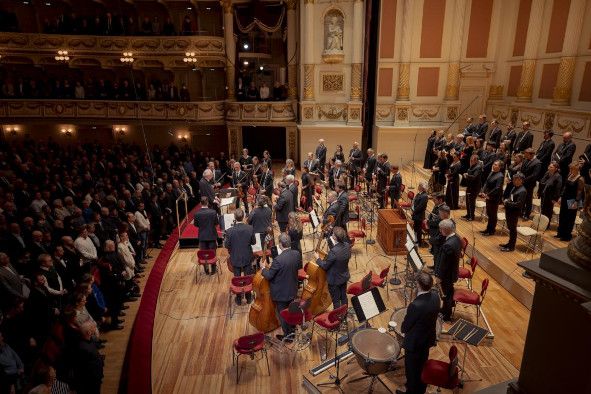 Semperoper Dresden / h-Moll-Messe hier Solisten und Staatskapelle zum Schlussapplaus © Markenfotografie
