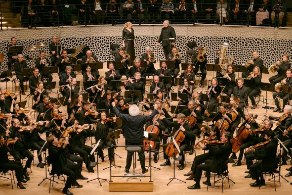 Bayrischer Rundfunk / SIEGFRIED hier das Orchester mit Simon O´Neill und Anja Kampe © Daniel Dittus