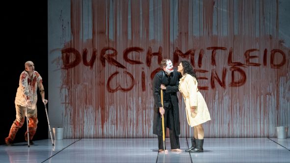 Grand Théâtre de Genève / PARSIFAL hier Tareq Nazmi (Gurnemanz), Daniel Johansson (PARSIFAL), Tanja Ariane Baumgartner (Kundry) © Carole Parodi