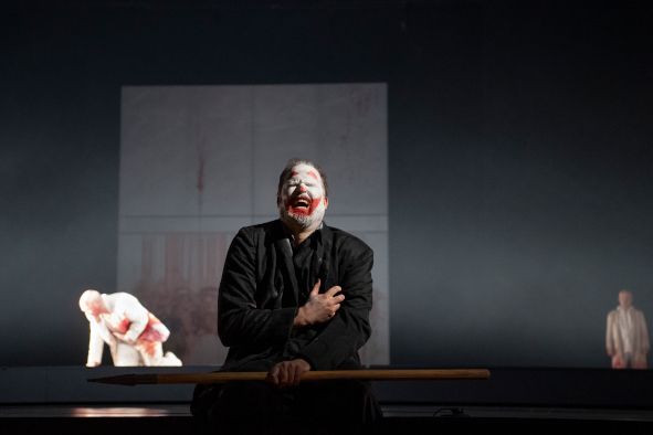 Grand Théâtre de Genève / PARSIFAL hier Tareq Nazmi (Gurnemanz), Daniel Johansson (Parsifal) © Carole Parodi