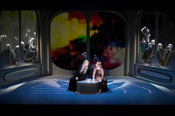 Staatstheater Cottbus / TRISTAN UND ISOLDE, hier vl Catherine Foster (Isolde) und Annika Schlicht (Brangäne) sowie der Opernchor, Foto: Marlies Kross