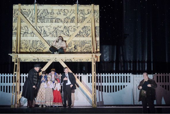 Staatsoper Stuttgart / Katja Kabanova hier Patrick Zielke (Dikoj), Statisterie Staatsoper Stuttgart, Kai Kluge (Kudrjasch), Andrew Bogard (Ein Passant),Torsten Hoffmann (Kuligin) © Martin Sigmund