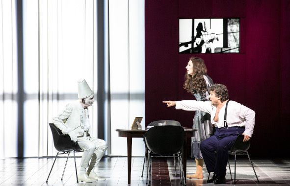 Opéra National de Paris / HAMLET hier Lisette Oropesa als Ophélie , Ludovic Tézier als Hamlet, Clive Bayley als Gespenst © Bernd Uhlig