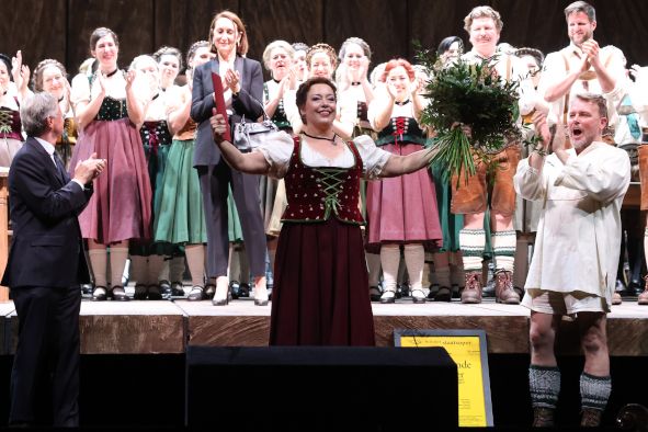 Wiener Staatsoper / Ehrenmitglied NINA STEMME und Ensemble nach der Lohengrin Aufführung © Katharina Schiffl
