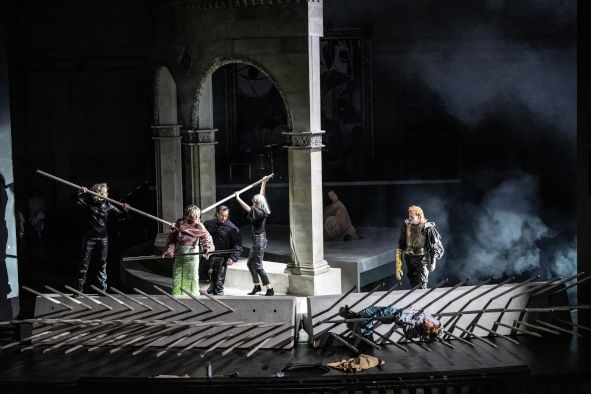 Residenztheater München / Götz von Berlichingen hier Carolin Conrad, Myriam Schröder, Simon Zagermann, Hanna Scheibe, Niklas Mitteregger, Lukas Rüppel © Sandra Then