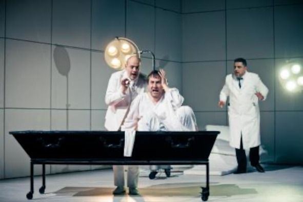 Badisches Staatstheater Karlsruhe / WOZZECK hier Matthias Wohlbrecht als Hauptmann, Birger Radde als Wozzeck, Vazgen Gazaryan als Doktor © Felix Grünschloss 