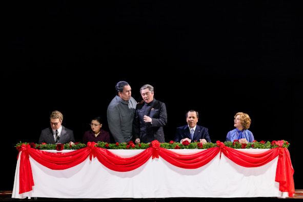 Opéra National de Paris / NIXON IN CHINA hier Szenenphoto mit Renée Fleming als Pat Nixon, Kathleen Kim als Chiang-Ching, Thomas Hampson als Richard Nixon, Joshua Bloom als Henry Kissinger, John Matthew Myers als Ma Tse-Tung, Xiaomeng Zhang als Chou Enlai © Elena Bauer