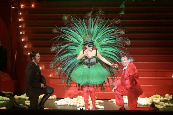 Théâtre des Champs-Élysées / LES MAMELLES DE TIRESIAS hier Sabine Devieilhe als Wahrsagerin, Victor Sicart als Gendarm, Jean-Sébastien Bou als Ehemann © Vincent Pontet