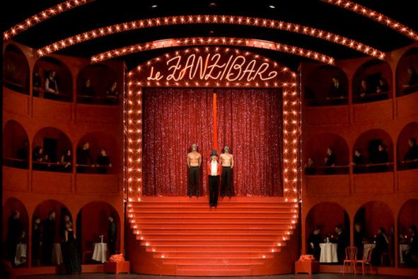 Théâtre des Champs-Élysées / LES MAMELLES DE TIRESIAS hier Szenefoto © Vincent Pontet