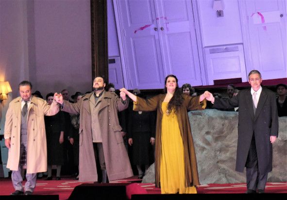 Staatsoper Hamburg / SIMONE BOCCANEGRA hier George Petean als Simone Boccanegra, den Dirigent Ivan Repusic, und Selene Zaneti / Amelia © Wolfgang RADTKE 