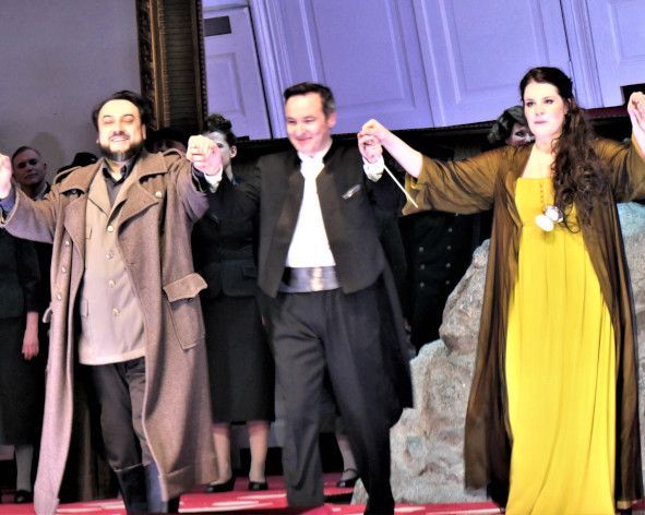 Staatsoper Hamburg / SIMONE BOCCANEGRA hier George Petean als Simone Boccanegra, den Dirigent Ivan Repusic, Selene Zaneti / Amelia © Wolfgang RADTKE 