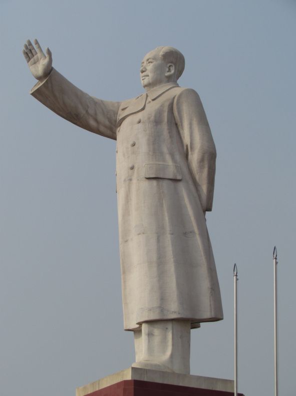 Opéra National de Paris / NIXON IN CHINA hier Mao Tse-tung Statue © Wikimedia Commons