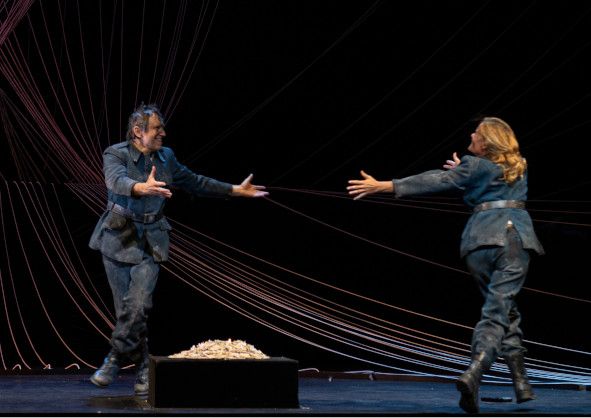 Deutsche Oper am Rhein / DER KAISER VON ATLANTIS hier das Liebespaar hier Sergej Khomov als Soldat und Anke Krabbe als Mädchen © Hans Jörg Michel