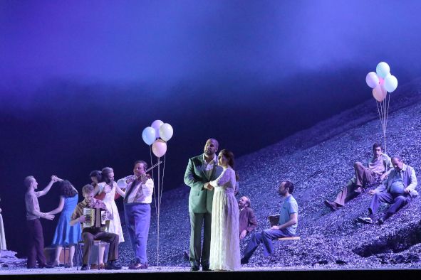 Bayerische Staatsoper / AIDA hier Brian Jagde als Radamès, Elena Stikhina als Aida und Ensemble © W. Hoesl 