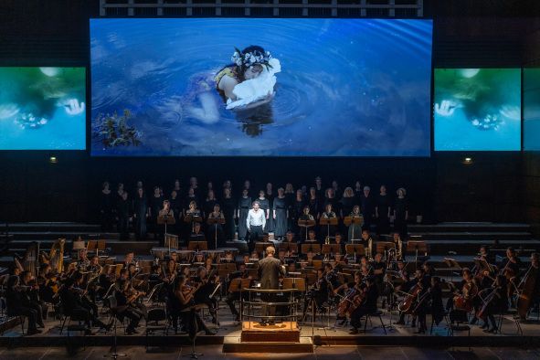 Rudolf-Oetker-Halle Bielefeld / PARSIFAL hier Orchester, Chor, mittig Alexader Kaimbacher - Theater Bielefeld © Sarah Jonek