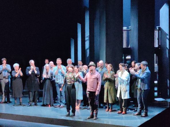 Opéra Comique, Paris / BREAKING THE WAVES hier das Ensemble zum Schlussapplaus © Peter Michael Peters