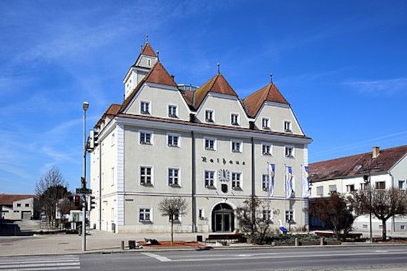 Rathhaus Gänserndorf bei Wien © Wikimedia Commons