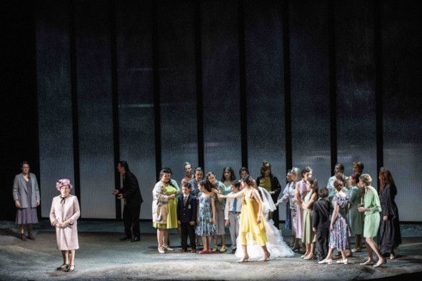 Opéra national de Lorraine in Nancy / MANRU hier Gemma Summerfield (Ulana), Janis Kelly (Hedwig), Chor © Jean-Louis Fernandez
