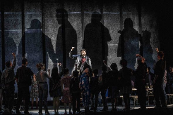 Opéra national de Lorraine in Nancy / MANRU hier Tomasz Kumiega als Oros und Chor© Jean-Louis Fernandez